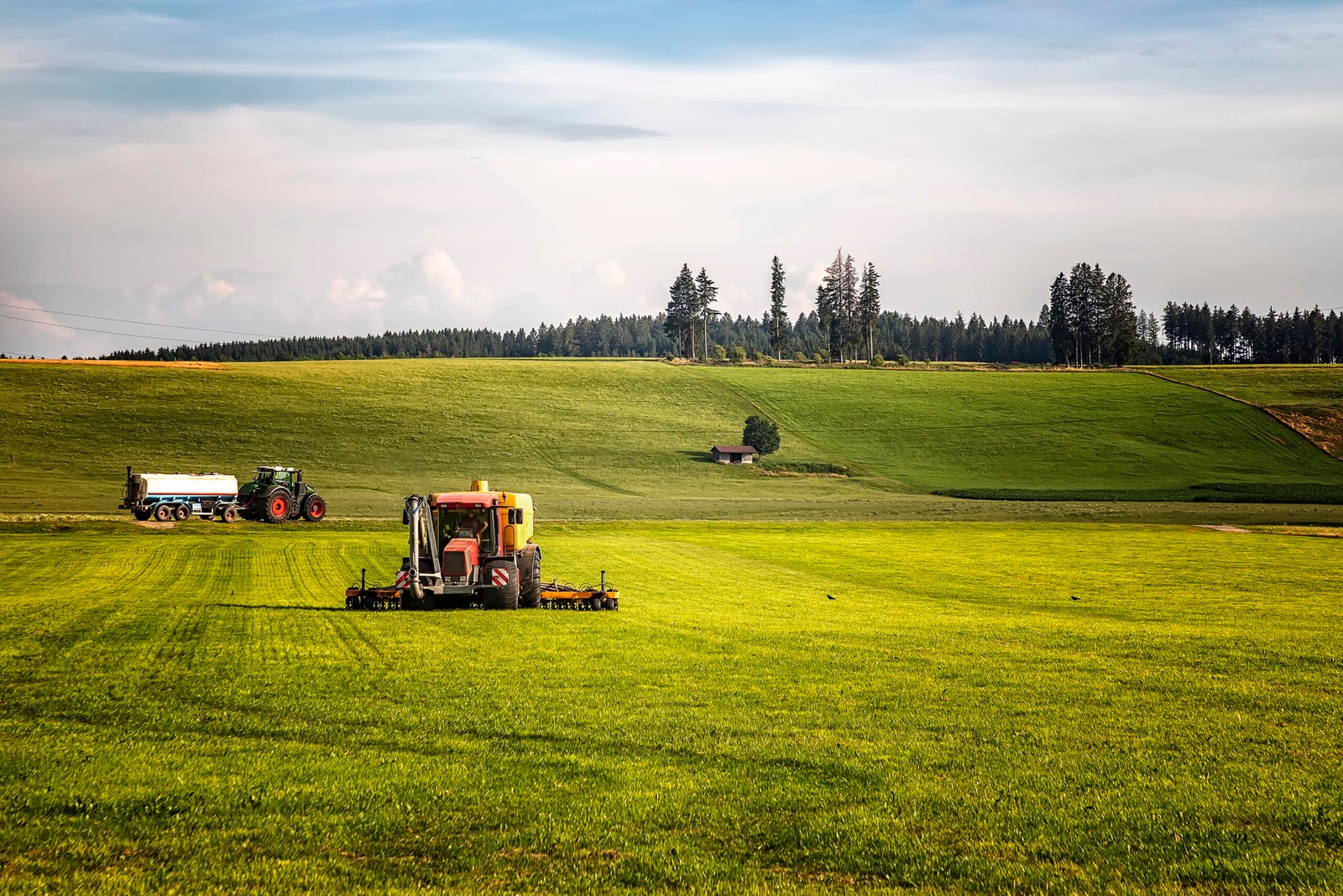 Application of manure on arable farmland with the heavy tractor Corporate Site Maintenance